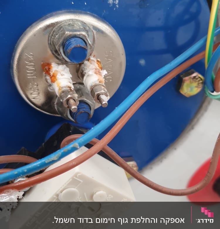 חיבורים חשמליים עם חוטים צבעוניים ומחברים